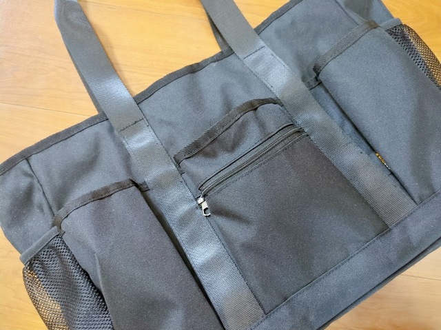 【ワークマン スプリットトートバッグ】前面の中央には便利なファスナーつきポケットが