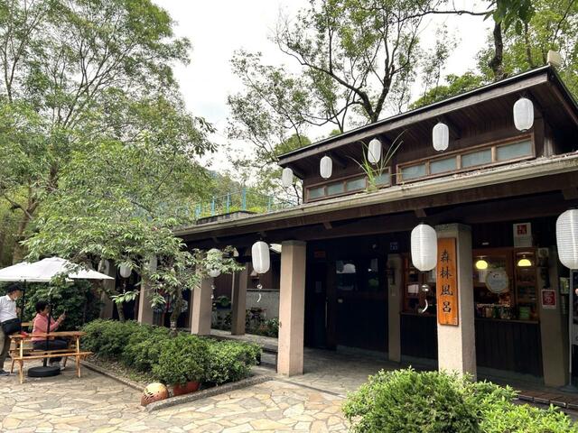 【台湾食べ歩きの旅 #5 】日本のデザイナーが設計した森林風呂の入口。周辺の公園も落ち着いていて、湯上がりの散歩にちょうどいい