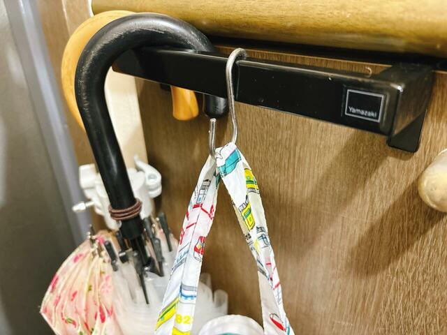 【山崎実業 tower キッチンタオルハンガーバー】バーに掛けられない物はS字フックを使うと◎!