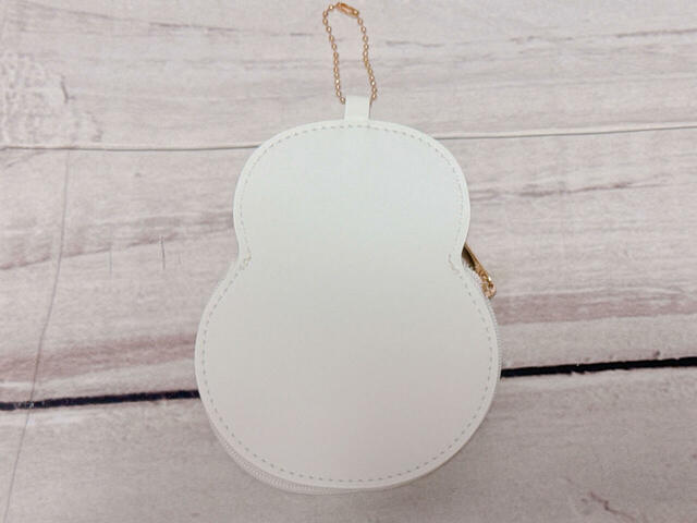 バックは装飾がないシンプルなデザイン。上部のボールチェーンで取り外し可能