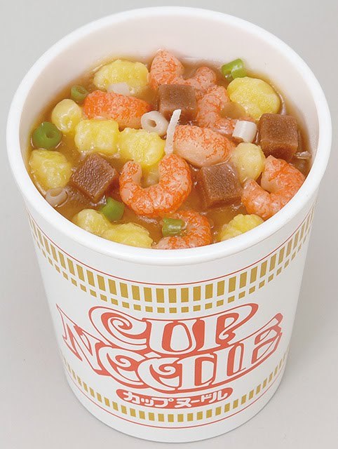 カップヌードルキャンドル　©2012NISSIN FOODS HOLDINGS CO．，LTD．　（画像協力：カメヤマ株式会社）