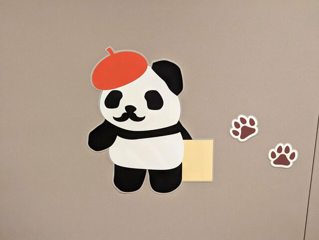 【三井ガーデンホテル上野】パンダフロアの廊下のあちこちに、アートを楽しむパンダたちがいるので探してみて