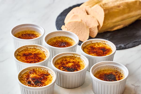 「フォアグラのフラン キャラメリゼ<ディナータイム>」<期間:2025年12月1日~12月31日>【揚げたて天麩羅やローストビーフも食べ放題!和・洋・中の豪華メニューが揃う「イヤーエンド スペシャル ビュッフェ」開催】