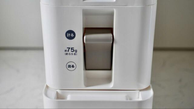 【ニトリ 計量米びつホワイト】使い方は簡単。本体のレバーを下ろすだけで…