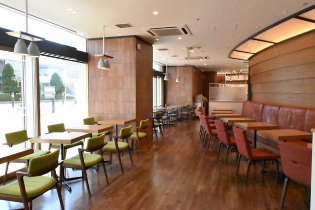 明るくて広々とした店内