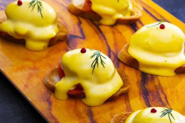 「エッグベネディクト」＜期間：2026年4月1日〜＞【朝食に「トリュフ香るオムライス」はいかが？『ハイアット リージェンシー 横浜』が朝食メニューをリニューアル！】