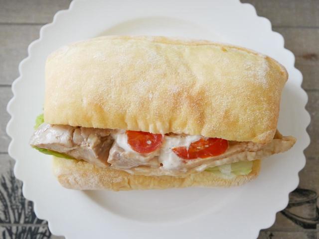 ヘルシーだけど食べごたえも◎。【国産鶏もも肉のさっぱりグリルサンド　税込162円】