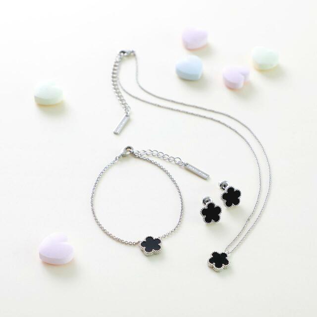 【MARY QUANT（マリークヮント）】ミルフレーム ネックレス 3,960円（税込）、ミルフレーム ブレスレット 3,740円（税込）、ミルフレーム ピアス 4,180円（税込）