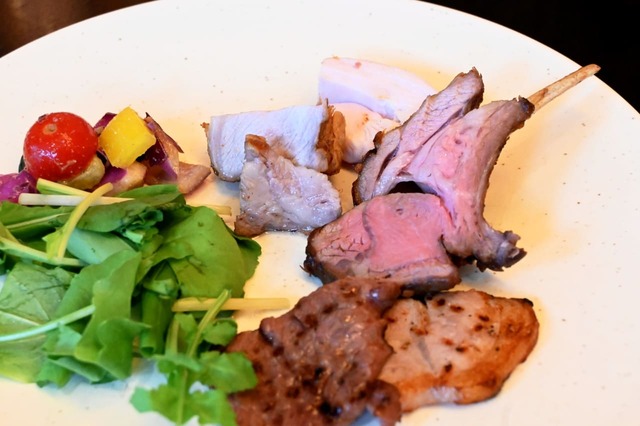 【Weekend Brunch Buffet】メインディッシュのお肉全部盛り!
