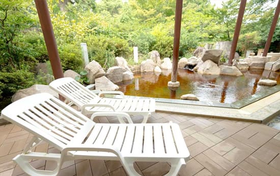 【東京サウナランキング2023：第9位】緑あふれる露天エリアとととのい椅子：バーデと天然温泉 豊島園 庭の湯