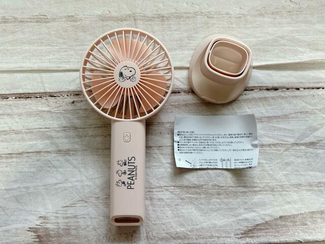 ハンディ扇風機、卓上スタンド、説明書が入っています