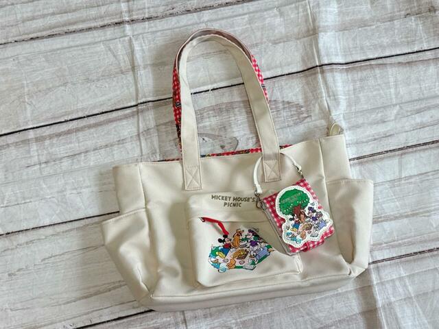 同シリーズのトートバッグにつけてみました。かわいい〜!