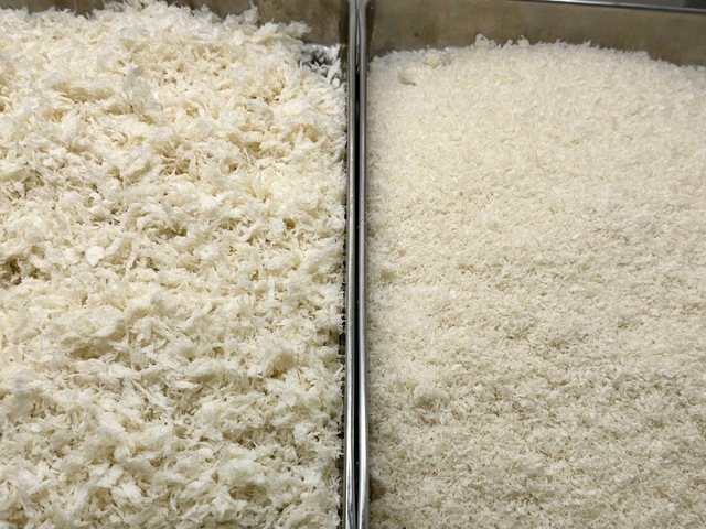 【矢澤チキン】左がフィレ用の粗挽きのパン粉。右がムネとモモ用の細挽きのパン粉