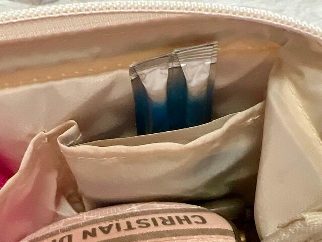 ポケットには個包装の綿棒や染み抜きシートをイン