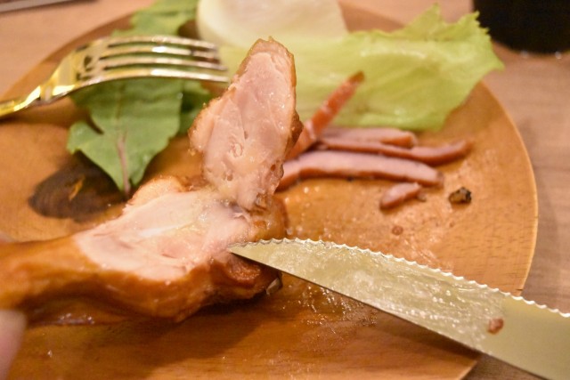 ナイフを入れるとジューシーな肉汁が出てくる手羽元