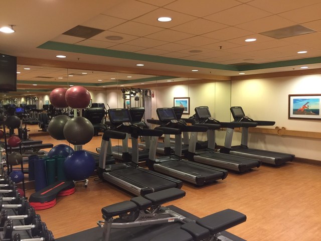 深夜帯は誰も居ませんが午前中はランニングマシンで汗を流す方も