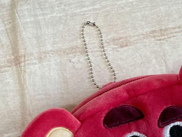 上部にボールチェーン付きなため、チャームとしてバッグにつけられます