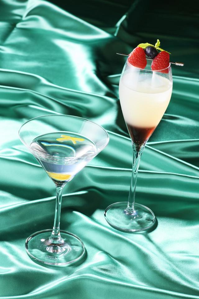 東京ディズニーランドホテル「カンナ」ウィンター　スペシャルドリンク（右）、和酒ドリンク（左）