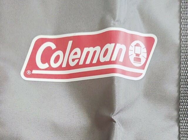 中央には「Coleman」の赤いロゴプリント付き