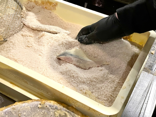 【トーキョーアジフライ】塩をしてひと晩寝かせたアジに溶き卵と小麦粉をまとわせた後、目の細かいパン粉をつけて揚げる