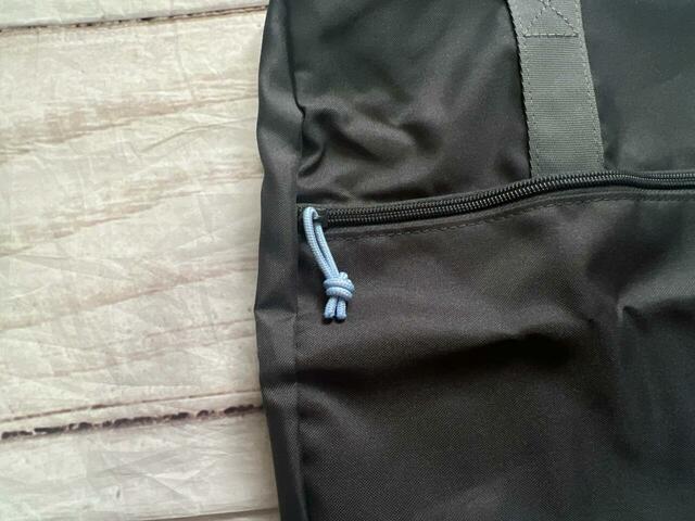 ファスナートップはブルーの紐付きでアクセントに♪