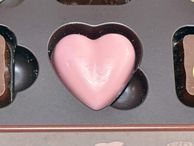 ピンクのハート形のチョコレートはイチゴ味♪