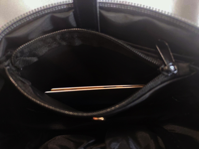 ファスナー部分には、スリムなアイテムを入れるのにおすすめ