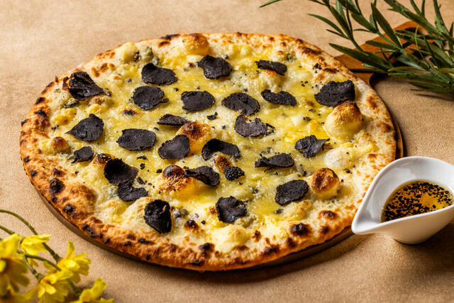 「トリュフピザ」＜期間：2026年3月6日〜3月8日＞【4人のシェフの“渾身の一皿”を体験できる♪新宿プリンスホテルが「4CHEFS＆CHAMPAGNE BUFFET」を3日間限定で開催！】