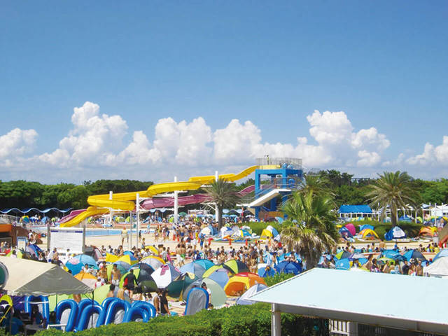 全長80mの「フロートスライダー」が人気。稲毛海浜公園プール【千葉・稲毛】