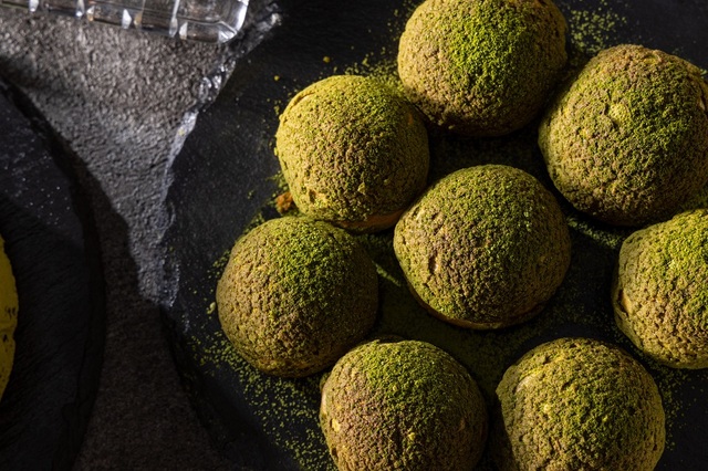 「抹茶のクッキーシュー」＜期間：2026年4月1日～6月24日＞【 吉祥寺のホテルで京都・祇園辻利の“濃厚抹茶”を堪能！週の真ん中のご褒美に抹茶スイーツブッフェはいかがでしょうか？】