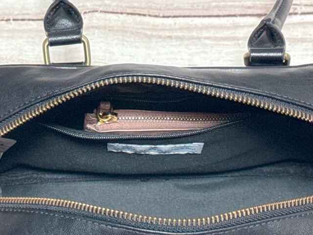 ファスナーポケットにはお財布代わりのフラグメントケースを収納