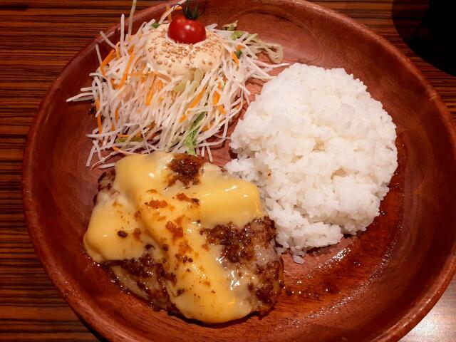 こうして見ると、ハンバーグ、サラダ、ライスが黄金比レベルで綺麗に盛り付けられているな…（ハンバーグは150g）【びっくりドンキー2023年最新販売数（出食数）ランキングTOP10】