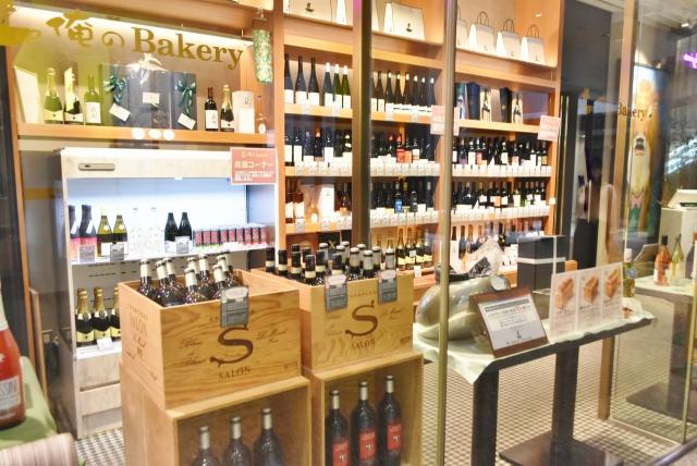 お料理とワイン、そして焼きたてパンを買ってお家飲みするのも良し。／俺のBakery