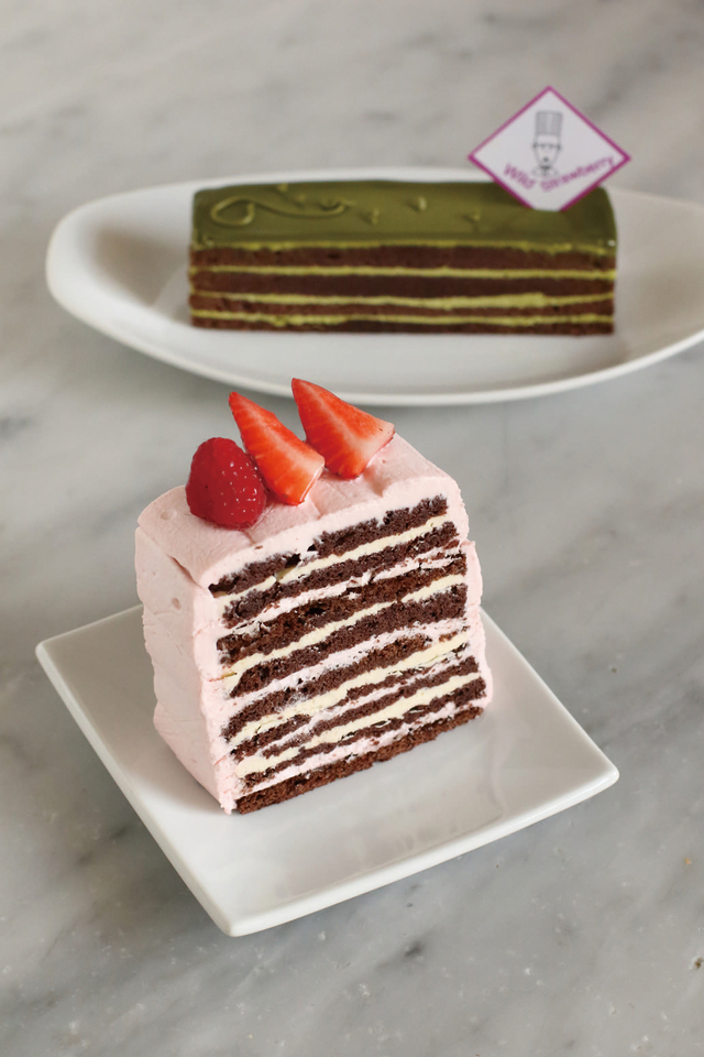 ワイルドストロベリー420円。奥は濃い抹茶ベルフォンセ430円。乳脂肪分35％の生クリームに宇治抹茶とホワイトチョコレートを合わせたガナッシュは、ほろ苦く仕上げたグラサージュとも好相性｜Wild Strawberry