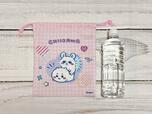 【ちいかわ DAISO限定デザイン】「巾着 ちいかわ」サイズは（約）縦23×横20cm。550mLペットボトルも収納できる大きさ