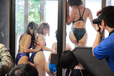 密着感&光沢感満載の「競泳水着カフェ」のコスプレ美女たち