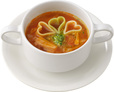 ハートのパスタ入りミネストローネ　クイーン・オブ・ハートのバンケットホール