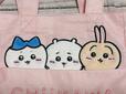 バッグには、ちいかわ・ハチワレ・うさぎの3人が登場。ぎゅっと寄り添った姿が尊い！