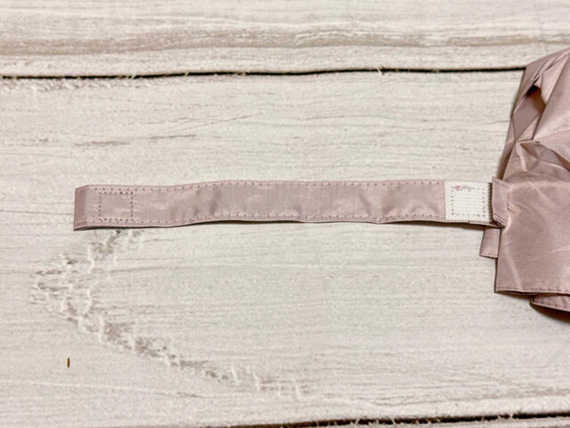 たたんだ際にはマジックテープでストラップを留める仕様