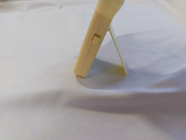 裏面にスタンドがついているので、立てて使うこともできます