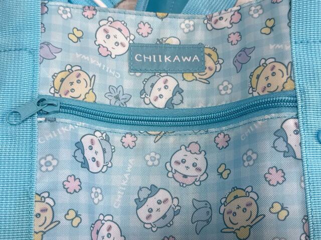 外側にファスナーポケットが1つついており、細々したものの収納に便利