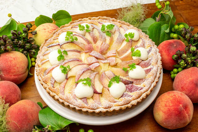 【キル フェ ボン】「焼きっぱなしの桃とアーモンドクリームのタルト」piece￥820 / whole（25cm）￥¥8,208