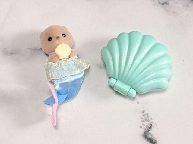 ラッコの小さい赤ちゃん（ケイリー）はベッドとセット！色合いがまさにマーメイド♪