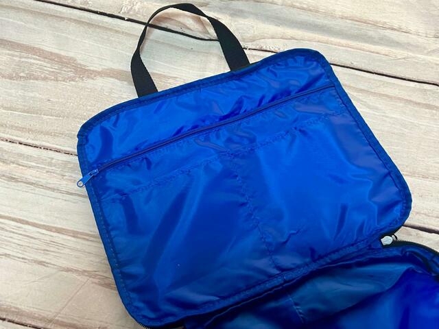 蓋には3つのポケット付き！