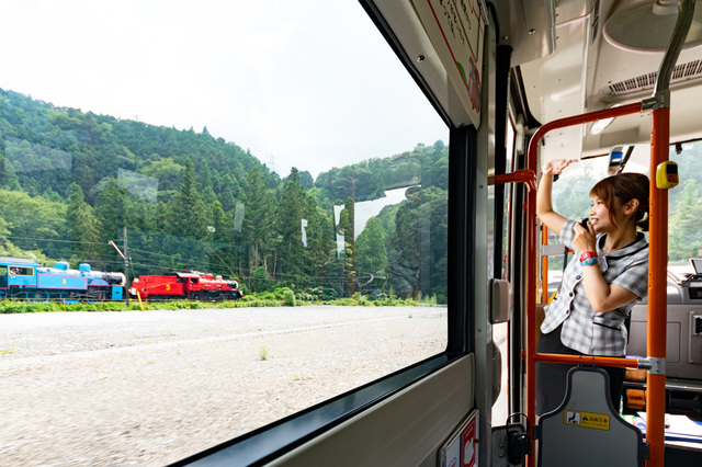 バスのバーティー車内から、トーマスとジェームスを見る｜大井川鐵道「Day Out With Thomas 2018」