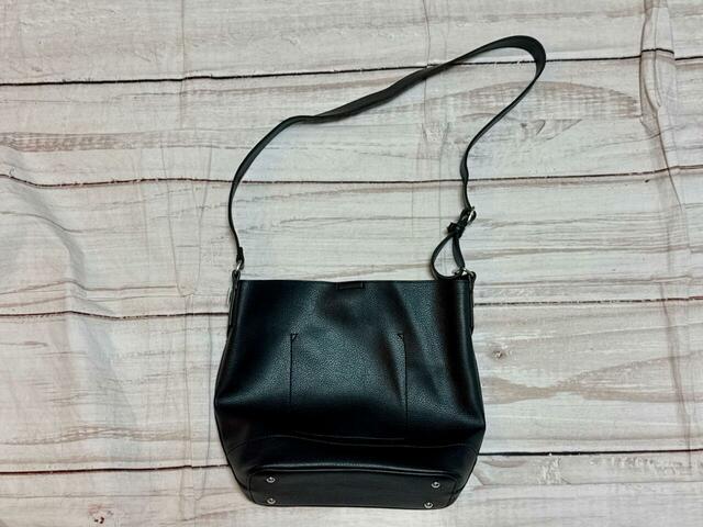 ショルダーストラップを長くすれば、斜めがけでも持てます