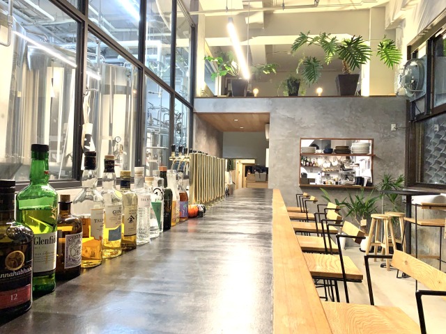 銀行のカウンターを利用している客席