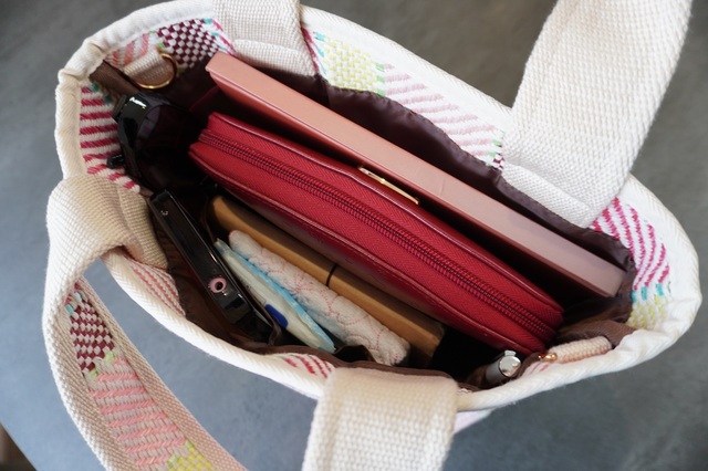 長財布やA5サイズのノートが入る