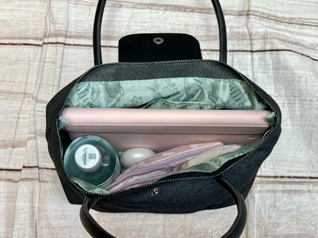 【カルディ ネコの日バッグ プレミアム／オリジナルバッグ】フラグメントケースやスマホの収納にぴったりな内ポケットも付いています