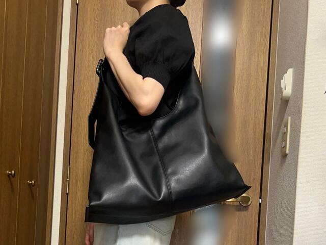 【GU ロングベルトトートバッグ+E】肩に掛けると三角のようなシルエットになり、あまり大きさを感じさせないところもおすすめポイント！